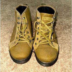 Men’s size 8 Dr Martens green shoes.